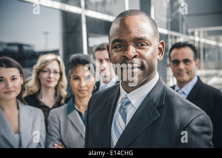 Business persone sorridenti all'aperto Foto Stock