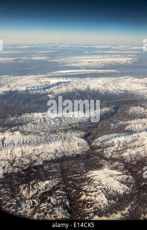 Emirati Arabi Uniti Dubai, vista sulle montagne innevate del sud Iran. Antenna Foto Stock