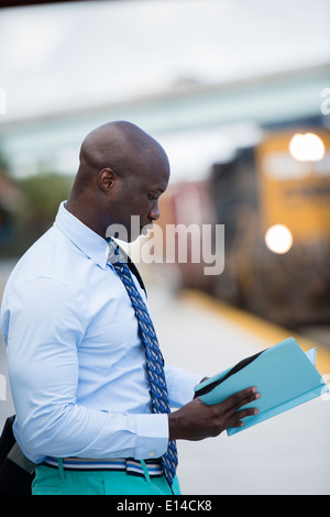 African American businessman in attesa del treno Foto Stock