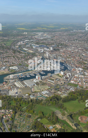 Una veduta aerea guardando ad ovest attraverso Ipswich mostra il fiume Orwell e dal centro della citta'. Foto Stock