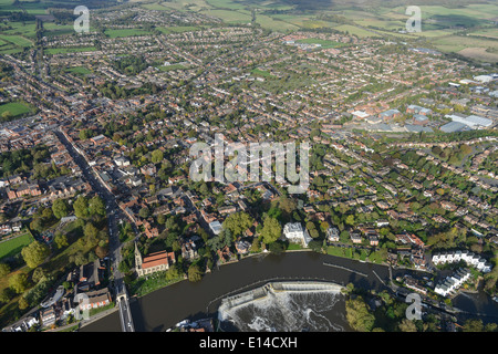 Una veduta aerea mostra Marlow in Oxfordshire e il fiume Tamigi Foto Stock