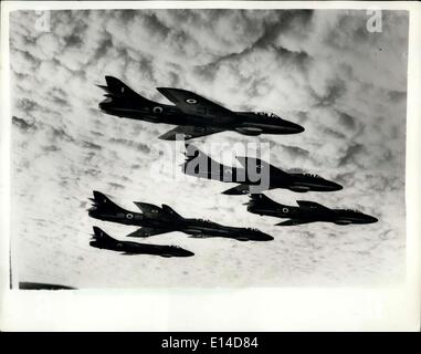 Apr. 17, 2012 - Il primo di sei cacciatore il team acrobatico della Royal Air Force battenti a testa in giù nella parte superiore di una formazione di loop. Il team comprende bene Hunter 4's di No.93 Squadron, 2a. Forza Aerea Tattica, guidati dal comandante (sqd. Leader D.F.M. Browne A.F.C.) rinforzato da una sesta Hunter, volato da Flight Lieut. K. Goodwin. Di n. 118 sqd. Foto Stock