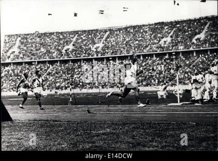 Apr. 17, 2012 - Olimpiadi di Berlino - 1936 American Jesse Owens battendo la 100 metri di record del mondo in 10,3 secondi. Foto Stock