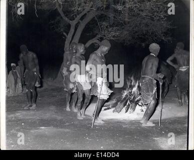 Apr. 17, 2012 - Africa del sud-ovest. I Boscimani ballare durante la notte. Foto Stock
