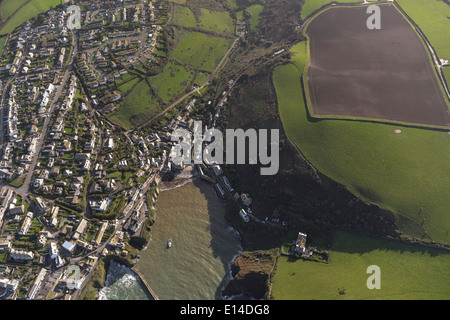 Una veduta aerea che mostra il villaggio di Port Isaac sulla costa della Cornovaglia Foto Stock