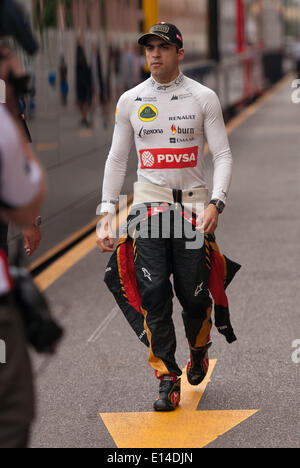 Il Principato di Monaco. Il 22 maggio 2014. Pastor Maldonando (VEN) nel paddock th al Principato di Monaco di Formula 1 Grand Prix, Monte Carlo, Monaco. Credito: Kevin Bennett/Alamy Live News Foto Stock