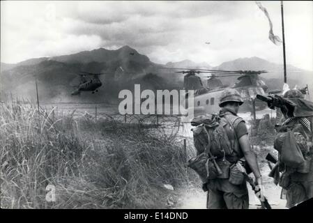 Apr. 18, 2012 - I passeggeri aerei di combattimento. Marines americani si muovono in una pista di atterraggio per aerei vicino alla pila di rocce nell'angolo più settentrionale del Vietnam, e poco più a sud della zona demilitarizzata, per essere trasferito in aereo elicotteri per un combattimento sweep operazione denominata Lancaster 11, contro il vietnamita del nord le truppe di infiltrazione. Foto Stock