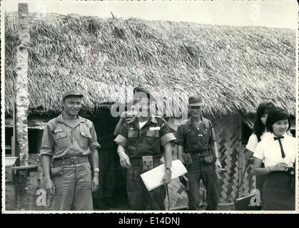 Apr. 18, 2012 - comandante del battaglione Lao 33, a Lao belo colonnello o il colonnello permanente sulla sinistra, con il Sud vietnamiti e un vietnamita civic nazione ragazza. Foto Stock