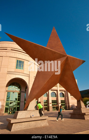 Enorme Lone Star davanti a Bob Bullock Texas State History Museum di Austin, Texas, Stati Uniti d'America Foto Stock
