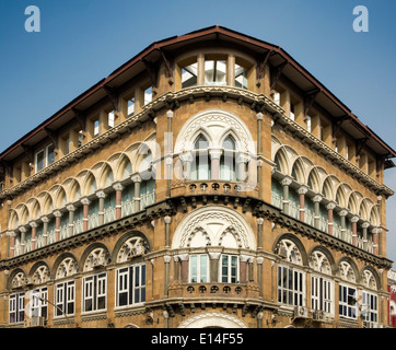 India, Mumbai, Fort distretto, Veer Nariman Road, Croma è un negozio di elettronica edificio, Indo Saracenic architettura Foto Stock