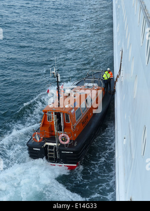 Barca pilota accanto alla nave da crociera nel mare Mediterraneo Foto Stock