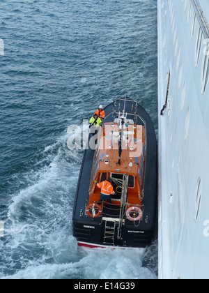 Barca pilota accanto alla nave da crociera nel mare Mediterraneo Foto Stock