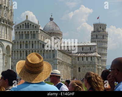 Persone che guardano la Torre Pendente di Pisa Foto Stock