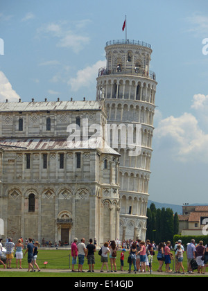 Persone che guardano la Torre Pendente di Pisa Foto Stock