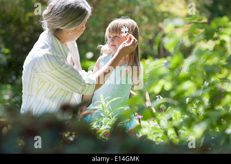 Nonna e nipote di fiori di prelievo Foto Stock