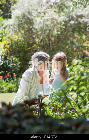 Nonna e nipote in giardino Foto Stock