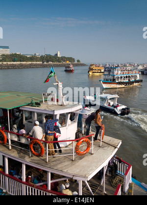 India, Mumbai, Colaba, Apollo Bunder, turistico sull isola Elephanta traghetti ay Gateway in India Foto Stock