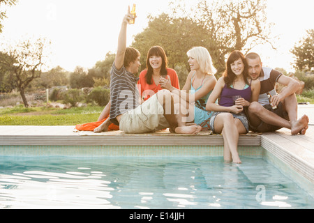 Amici rilassante insieme da piscina Foto Stock