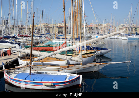 Tradizionali barche in legno e una piccola barca da pesca noto come un Barquette Marseillaise porto vecchio di Marsiglia o Marsiglia Francia Foto Stock