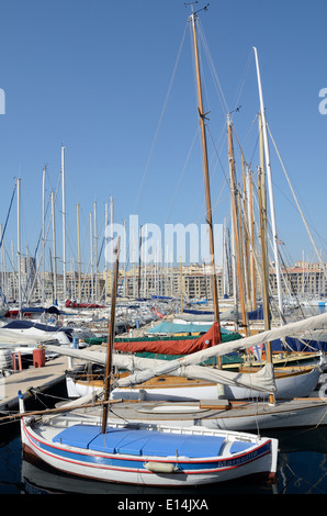 Tradizionali barche in legno e una piccola barca da pesca noto come un Barquette Marseillaise porto vecchio di Marsiglia o Marsiglia Francia Foto Stock