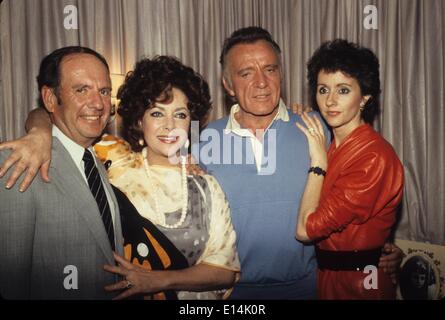 RICHARD BURTON con mia moglie Sally Hay, doppio ex-moglie, attrice Elizabeth Taylor e il suo fidanzato, avvocato Victor Luna.n0130.fornito da foto, inc.(Immagine di credito: © fornito dal mondo foto, Inc/Globe foto/ZUMAPRESS.com) Foto Stock