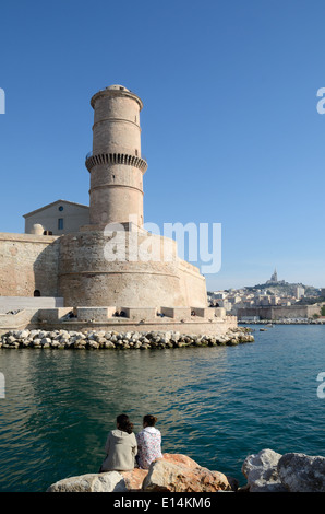 Due ragazze di fronte al faro di Fort Saint Jean all'ingresso del Vieux Port o Vieux Port Marsiglia o Marsiglia Foto Stock