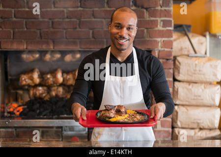 Server nero lavorando nel ristorante Foto Stock