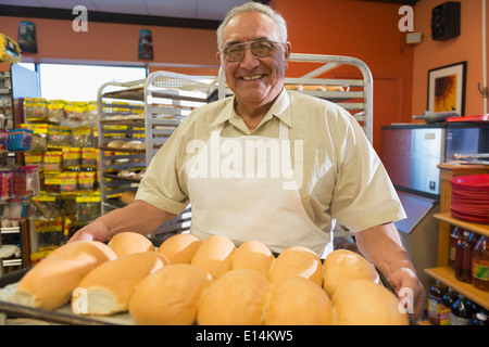 Ispanico baker lavora in cucina commerciale Foto Stock