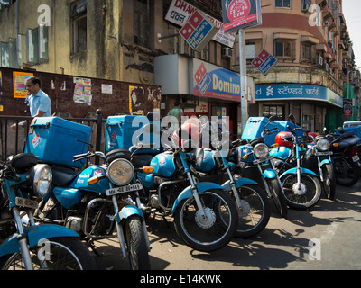 India, Mumbai, Fast Food, domino pizza consegna biciclette parcheggiate su strada Foto Stock