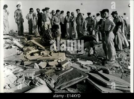 Apr. 05, 2012 - Agadir terremoto : Mostra fotografica di marinai di Agadir Air Base risparmiata dal terremoto che partecipano nella pulizia e recupero di opere. Foto Stock