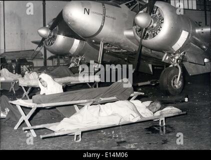 Apr. 05, 2012 - terremoto distrugge Agadir: persone ferite nel terremoto raffigurata nell'Hangar del francese Air Base a Agadir risparmiati dal sisma. Foto Stock