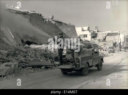 Apr. 05, 2012 - Disinfezione lavora ad Agadir: D.T.T. e anti tifo polvere/irroratori in azione per le strade di Agadir, il marocchino città distrutta dal recente terremoto. Foto Stock