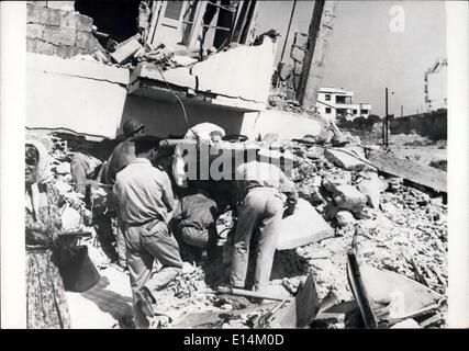 Apr. 05, 2012 - Agadir terremoto. OPS: marinai francesi dell'Agadir Aur Base risparmiata dal terremoto che partecipano a sgomberare e recupero di opere. Foto Stock