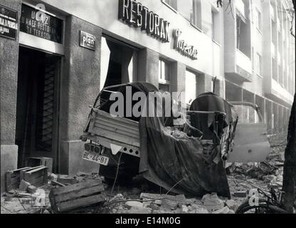 Apr. 05, 2012 - Catastrophal terremoto a Banja Luka in Bosnia, la Iugoslavia . Immagine: Il carrello ha colpito dai detriti di una forma ripiegata Foto Stock