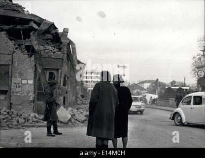 Apr. 05, 2012 - Catastrophal terremoto a Banja Luka (Bosnia, la Iugoslavia). Immagine: nazionale jugoslava soldati dell esercito, che furono i primi ad aiutare il terremoto ha colpito la città, visto qui a guardia del case danneggiate. Banja Luka 27.10.69 Foto Stock