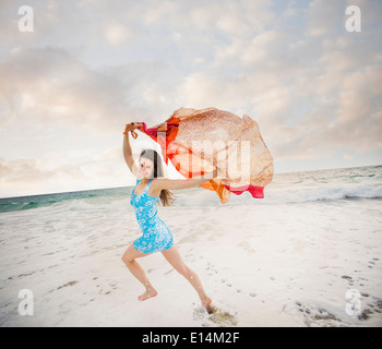 La donna caucasica giocando sulla spiaggia Foto Stock