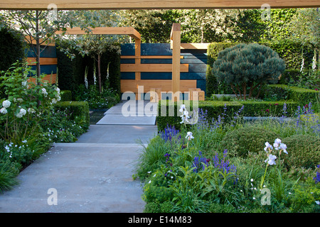 La spazio che si estende al giardino RHS Chelsea Flower Show 2014 progettato da Nicole Fischer e Daniel Auderset Foto Stock