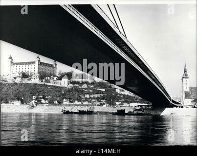Apr. 18, 2012 - Nuovo ponte a Bratislava. Vista che mostra il nuovo ponte che attraversa il Danubio a Bratislava, che porta il titolo di ''Slovak insurrezione nazionale'', che è quasi 432 m di lunghezza, e unico in Europa e il secondo nel mondo della costruzione asimmetrica. La sua costruzione in acciaio pesa 7.500 tonnellate comprese 640 tonnellate di cavi di misurazione di 22.000 metri. Il nuovo ponte di sospensione è molto estetico e si inseriscono perfettamente nel paesaggio circostante. Sullo sfondo si vede il Castello di Bratislava. Foto Stock