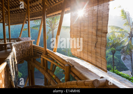 Sole che splende su treehouse di bambù Foto Stock