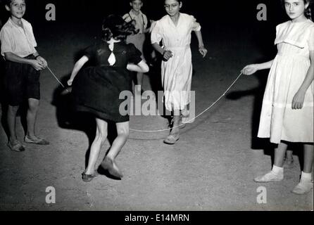 Apr. 05, 2012 - Madrid notturna: Madrileno i bambini escono a giocare nei parchi dopo la mezzanotte, quando il caldo strade e parchi si sono raffreddati. Foto Stock