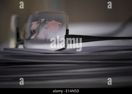 Mappa mondo inciso su lenti per occhiali Foto Stock