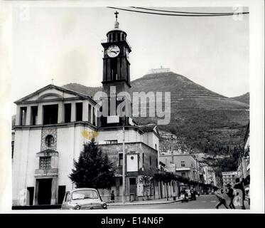 Apr. 05, 2012 - Montecassino ricostruita per essere ri-conscrated dal Papa: il 15 febbraio 1944, la splendida Abbazia di Montecassino, arroccato sulla sua collina sopra la città di Cassino e detenute dai tedeschi, fu completamente distrutta da aerei alleati e molto della città al di sotto di esso. Oggi entrambi sono ricostruite e l'Abbazia è di essere riconsacrata dal Papa in giugno Foto Stock