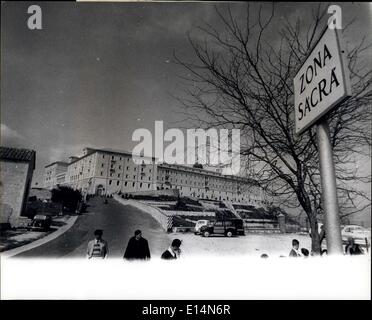 Apr. 05, 2012 - Montecassino ricostruita per essere ri-conscrated dal Papa: il 15 febbraio 1944, la splendida Abbazia di Montecassino, arroccato sulla sua collina sopra la città di Cassino e detenute dai tedeschi, fu completamente distrutta da aerei alleati e molto della città al di sotto di esso. Oggi entrambi sono ricostruite e l'Abbazia è di essere riconsacrata dal Papa in giugno Foto Stock