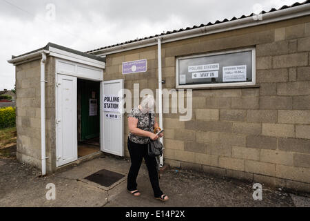 CHIPPENHAM, Regno Unito, 22 maggio, 2014. Una donna lascia un seggio in Chippenham,Wiltshire dopo la votazione nel 2014 sulle elezioni per il Parlamento europeo. Credito: lynchpics/Alamy Live News Foto Stock