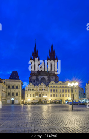 Budapest town square illuminata di notte, Ungheria Centrale, Ungheria Foto Stock