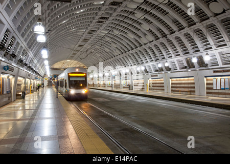 Tirando il treno in stazione, Seattle, Washington, Stati Uniti Foto Stock