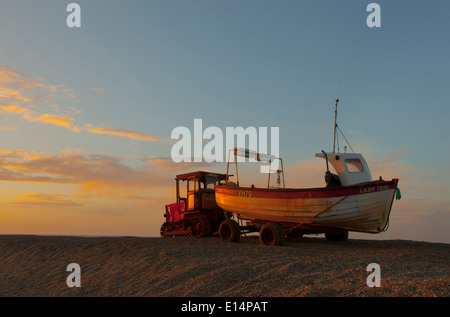 La pesca in barca al tramonto spiaggia Weybourne UK Feb inverno Foto Stock