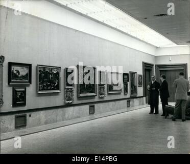 Apr. 18, 2012 - sul prestito: una vista generale del partito della Mostra Internazionale di dipinti in prestito da gallerie. Opere che possono essere visti qui includono Bellotto ''Dresden dalla riva destra del Elde'', Corot è ''Donna meditando'' Van Der Neer's ''pomeriggio di sport in un villaggio olandese di'', van Ruisdael's ''Percorso nella Foresta' Foto Stock