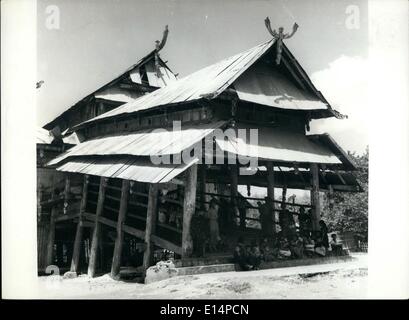 Apr. 18, 2012 - un centinaio di anni a dispetto del suo nuovo corrugaed tetto di ferro. Questo sultani Palazzo sull isola di Sumbawa, costruita interamente in legno, la fondazione pilastri stanno iniziando a flettersi verso l'interno, sul tetto è una primitiva di corno di bufalo emblema. Foto Stock