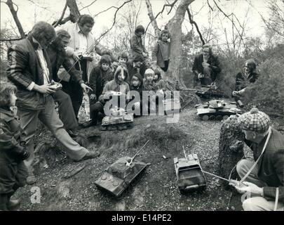 Apr. 18, 2012 - Parte del campo di battaglia con i membri del gruppo e le ventole. Foto Stock